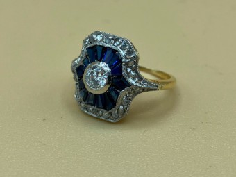 טבעת 18 קאראט אר-דקו משובצת באבני ספיר ויהלומים