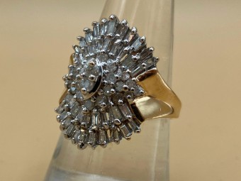 טבעת זהב זוהרת בחזית משובצת כולה ביהלומי באגט