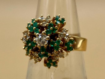 טבעת זהב 18 קאראט עם יהלומים ואמרלדים