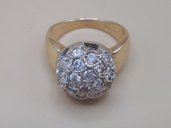  טבעת זהב עם חזית כדורית וכולה יהלומים זוהרים