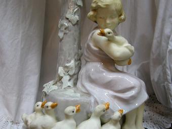 מנורת גולדשיידר-ילדה עם אווזים
