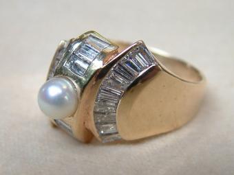 טבעת שנות ה-60 משובצת יהלומי באגט זוהרים ופנינה