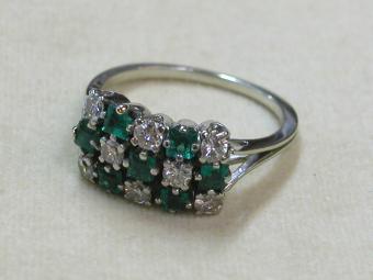 טבעת אר-דקו עם יהלומים ואמרלדים