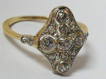 טבעת אדוארדית עם יהלומים זוהרים ואיכותיים