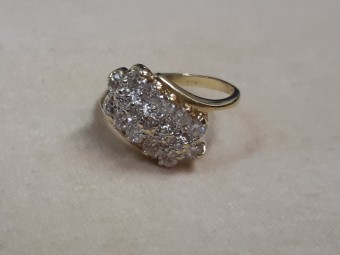 טבעת אר-דקו עם יהלומים לבנים ובורקים 