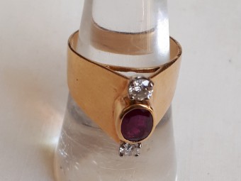 טבעת צרפתית  עם חזית "קודקודית" ועליה רובי ויהלומים מבריקים