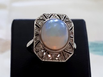 טבעת אר דקו מזהב לבן עם אופל קסום ויהלומים 