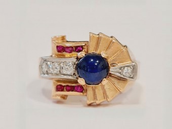 טבעת זהב מודל "טיפאני" עם ספיר מרשים, יהלומים ורובינים - ייחודית!